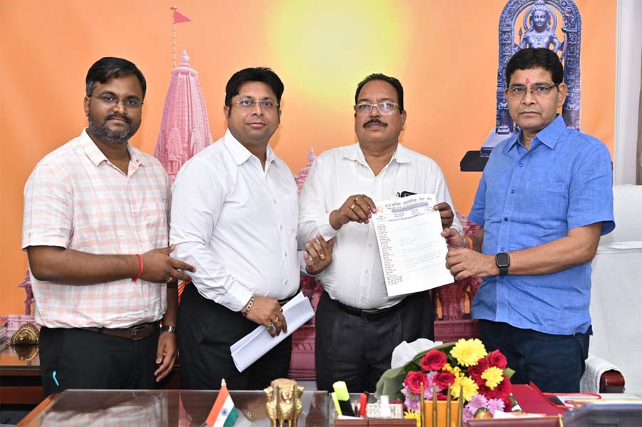 रायपुर : राजस्व मंत्री टंक राम वर्मा की पहल से वार्ता सफल, विभागीय कार्य नियमित रूप से होंगे संचालित