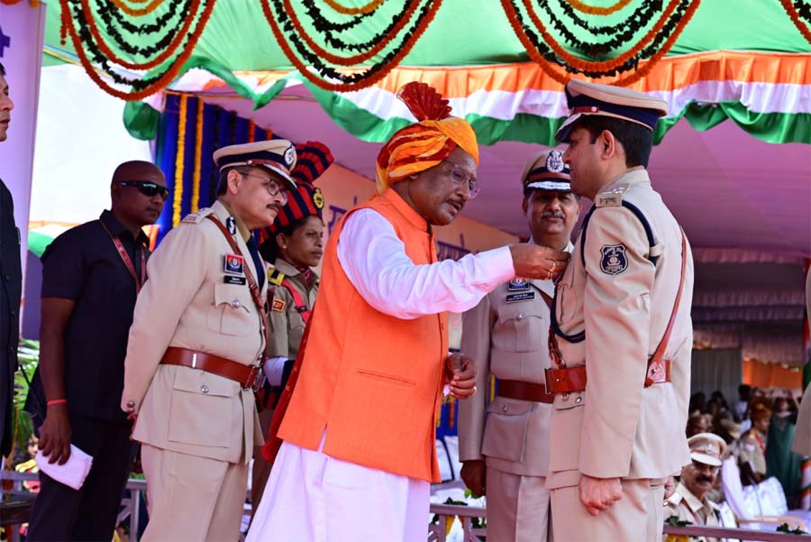 रायपुर : स्वतंत्रता दिवस समारोह : मुख्यमंत्री ने 35 पुलिस अधिकारियों एवं जवानों को पुलिस पदकों से किया सम्मानित