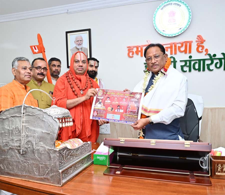 रायपुर : मुख्यमंत्री साय से स्वामी वल्लभाचार्य महाराज ने की सौजन्य भेंट