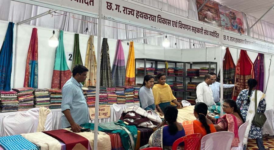 रायपुर : बीटीआई ग्राउण्ड शंकर नगर में लगी ग्रामोद्योग प्रदर्शनी को मिल रहा शानदार प्रतिसाद