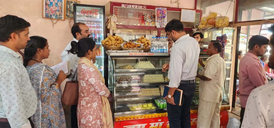 रायपुर : खाद्य एवं औषधि प्रशासन की टीम ने दुकानों एवं मेले में खाद्य पदार्थो का किया परीक्षण