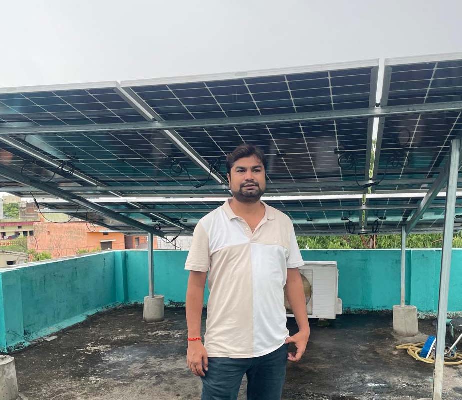 रायपुर : दुबे जी के घर की छत लगा पर सौर ऊर्जा से चलने वाला पावर प्लांट