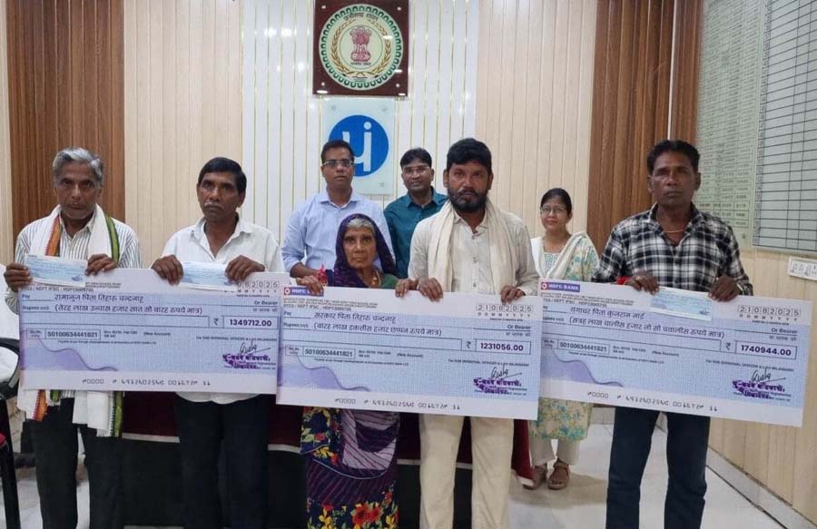 रायपुर : मलूहा के पांच किसानों को मिला 25 वर्षों से लंबित 88 लाख रूपए का मुआवजा