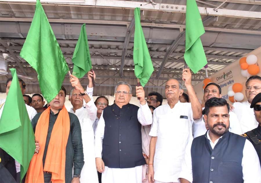 रायपुर : विधानसभा अध्यक्ष ने श्री रामलला दर्शन के लिए दुर्ग एवं बस्तर संभाग के 765 तीर्थ यात्रियों को किया रवाना