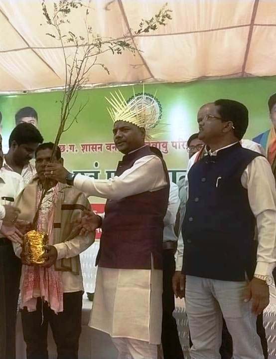 रायपुर : वनभूमि कब्ज़ाधारी किसान ने कब्जा छोड़कर पेश की अनूठी मिशाल