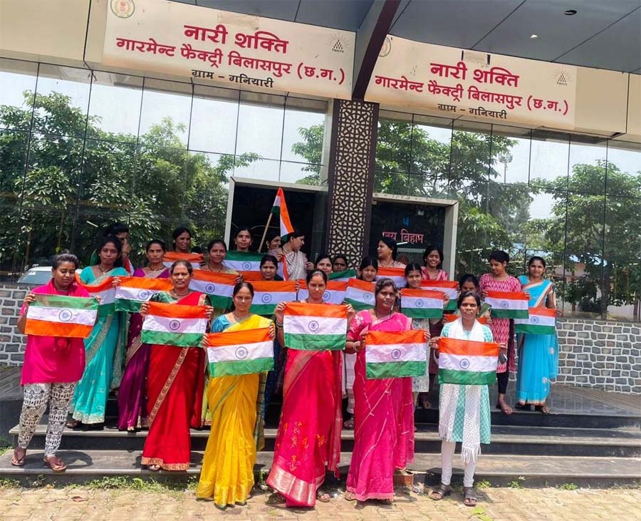 रायपुर : हर घर तिरंगा अभियान : गनियारी की दीदियां जुटीं तिरंगा निर्माण में मिला डेढ़ लाख झंडों का ऑर्डर