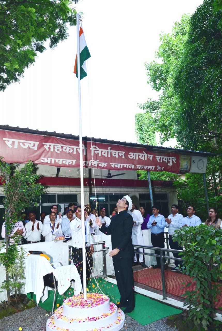 रायपुर : जनसम्पर्क संचालनालय में आयुक्त ने किया ध्वजारोहण