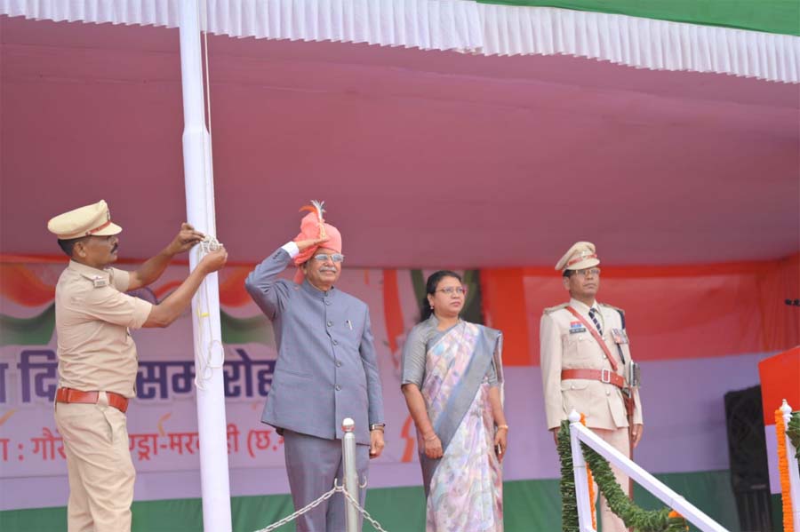 रायपुर : स्वतंत्रता दिवस पर मुख्य अतिथि धरम लाल कौशिक ने फहराया तिरंगा