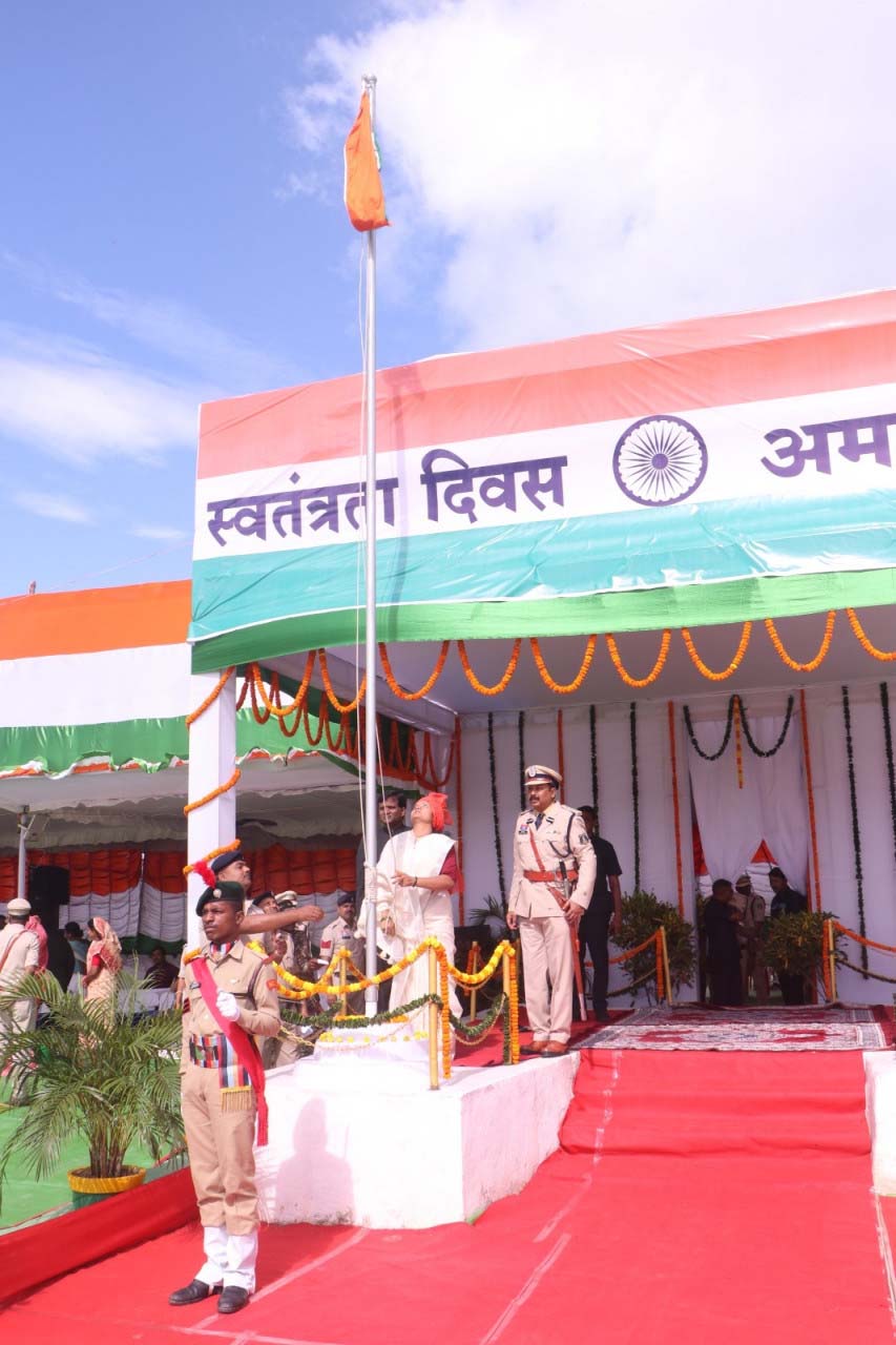रायपुर : सुरजपुर जिले में गरिमामय और हर्षाेल्लास के साथ मनाया गया 79वां स्वतंत्रता दिवस समारोह