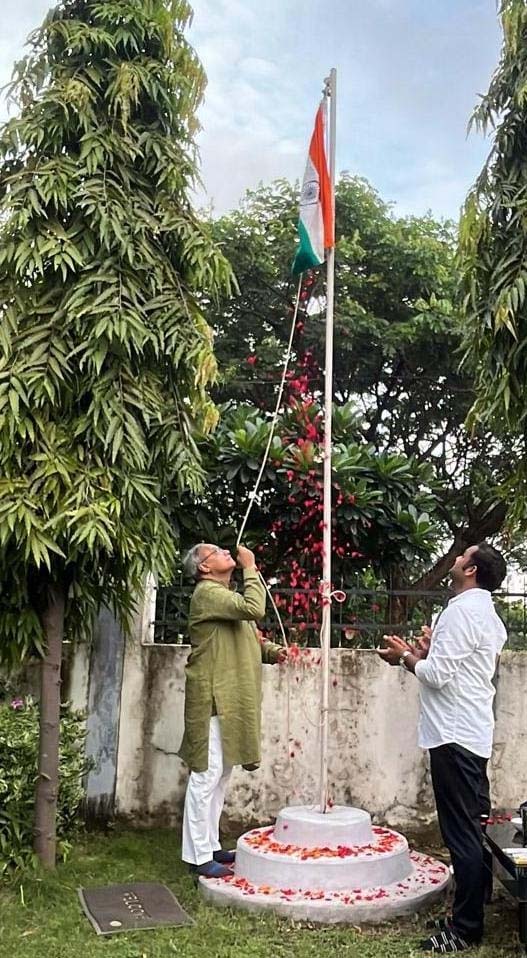 रायपुर : खाद्य आयोग के अध्यक्ष संदीप शर्मा ने किया ध्वजारोहण