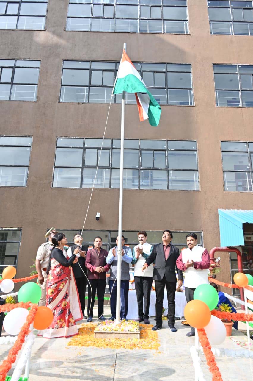 रायपुर : इंद्रावती भवन में आयुक्त स्वास्थ्य सेवाएं डा० प्रियंका शुक्ला ने ध्वजारोहण किया