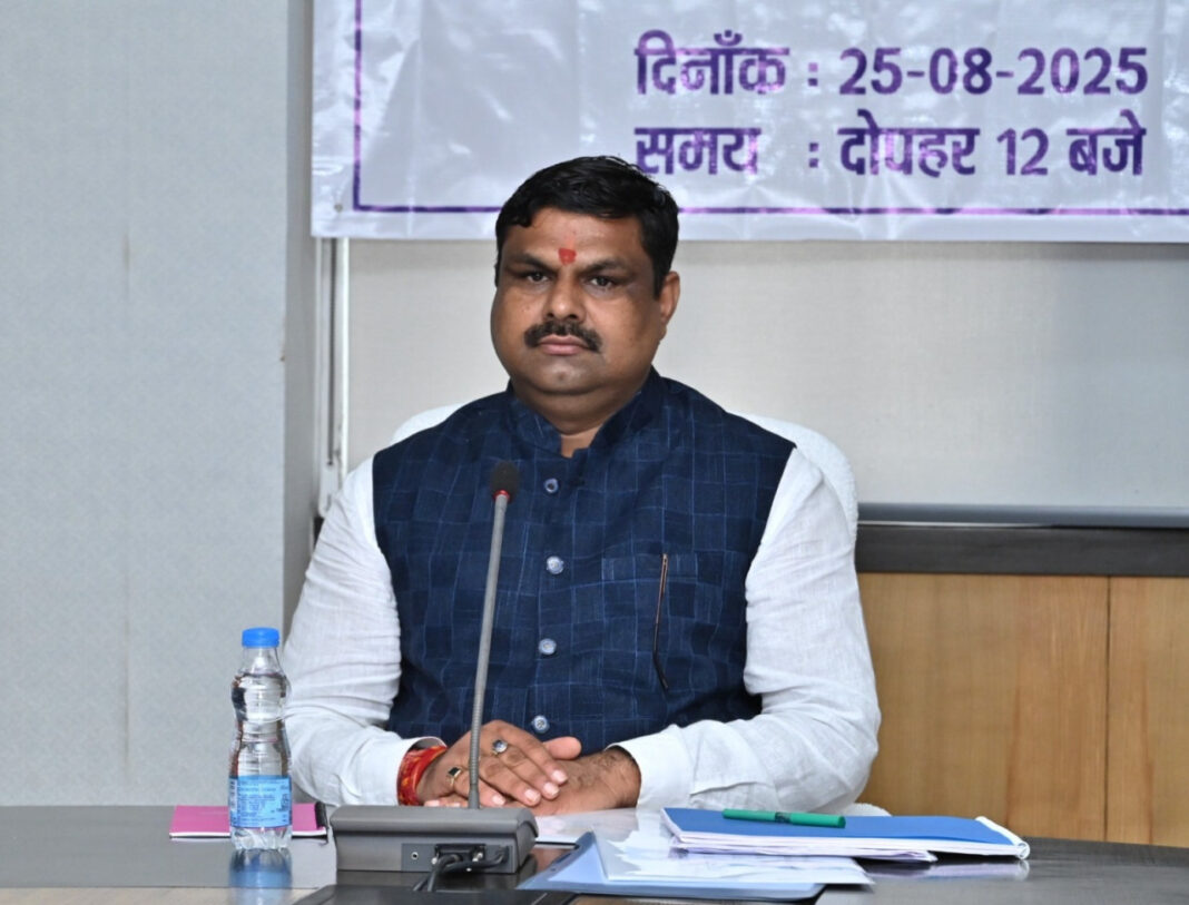 रायपुर : शिक्षा विभाग के अधिकारी शिक्षण कार्य को सर्वोच्च प्राथमिकता दें – मंत्री गजेन्द्र यादव