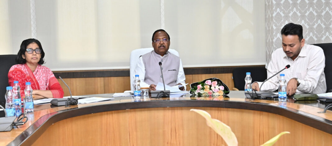 रायपुर : स्टेट व नेशनल हाइवे में घूमंतु पशुओं की सुरक्षा एवं दुर्घटनाओं में घायलों के उपचार के लिए व्यवस्था सुदृढ़ की जाए- पशुधन मंत्री रामविचार नेताम