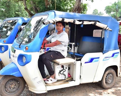 रायपुर : ई-रिक्शा चलाकर यात्रियों को मंजिल तक पहुंचा रही सरस्वती