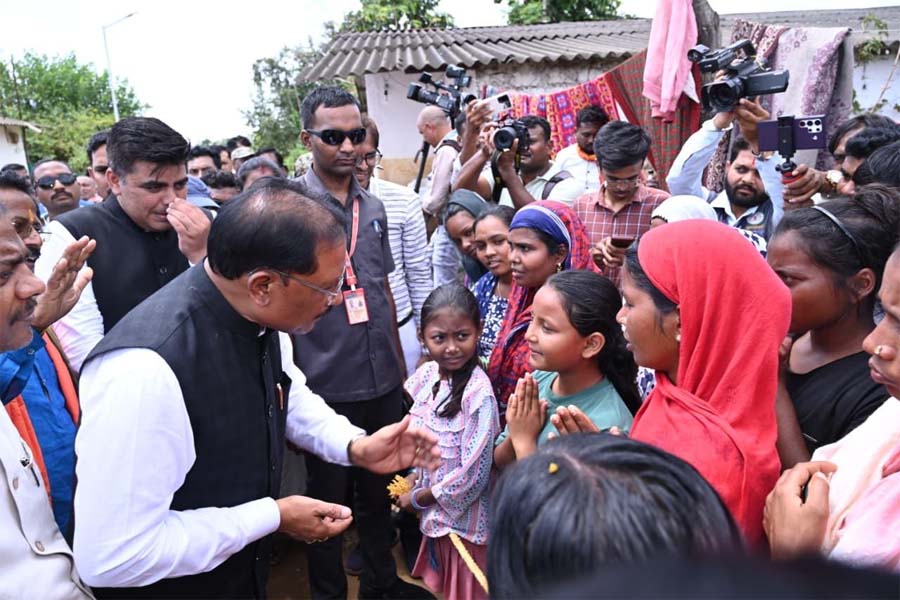 रायपुर : बाढ़ प्रभावितों का हाल जानने उनके बीच पहुँचे मुख्यमंत्री साय : अधिकारियों को राहत एवं पुनर्वास कार्यों में तेजी लाने के निर्देश