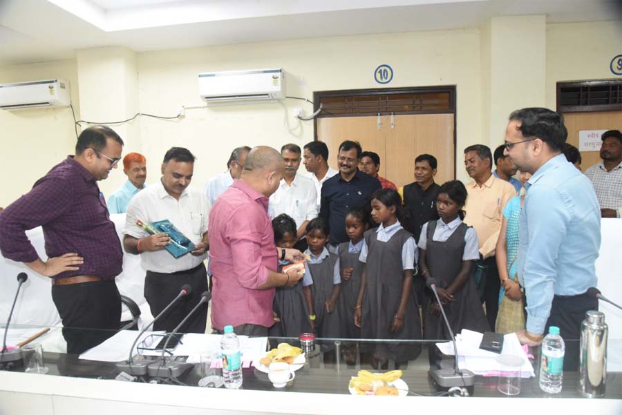 रायपुर : शिक्षा की मुख्यधारा से जुड़े उत्साहित पहाड़ी कोरवा बच्चों ने कलेक्टर से की मुलाकात