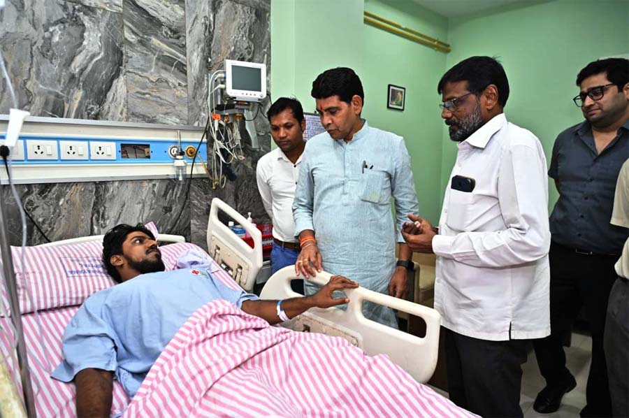 रायपुर : मंत्री टंक राम वर्मा ने अस्पताल पहुँचकर मरीज का जाना हालचाल