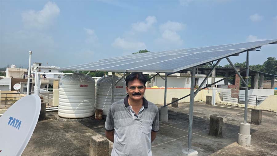 रायपुर : गंगापुर निवासी सुरेंद्र शुक्ला के घर सौर ऊर्जा से हुए रोशन