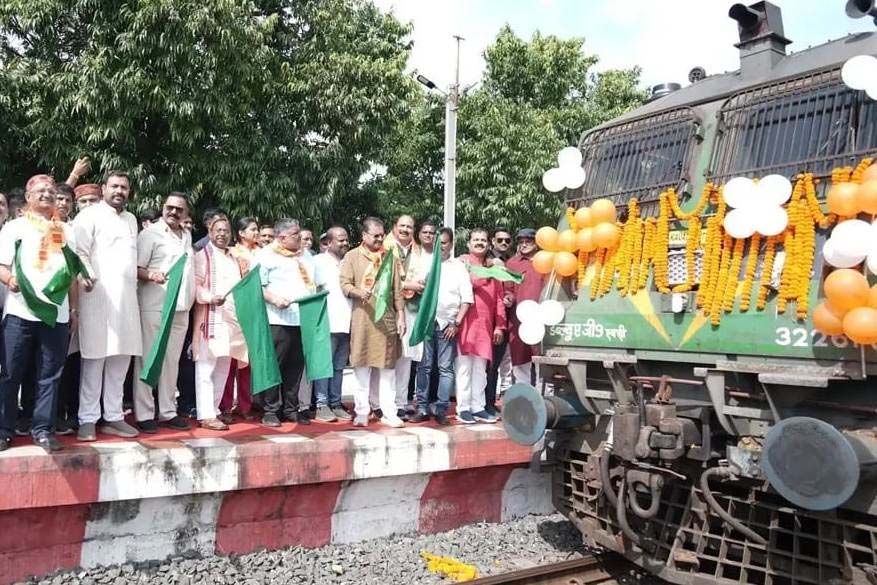 रायपुर : प्रभु श्री रामलला दर्शन के लिए सरगुजा संभाग के श्रद्धालुओं का जत्था रवाना