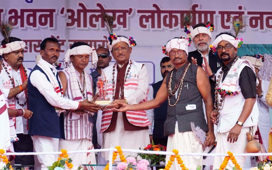 रायपुर : जगदलपुर में धुरवा समाज के संभाग स्तरीय नुआखाई मिलन समारोह एवं नवनिर्मित सामाजिक भवन “ओलेख” के लोकार्पण कार्यक्रम में शामिल हुए मुख्यमंत्री विष्णुदेव साय