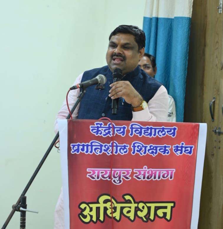 रायपुर : शिक्षक ज्ञान देता है व बेहतर समाज भी निर्मित करता है – स्कूल शिक्षा मंत्री यादव