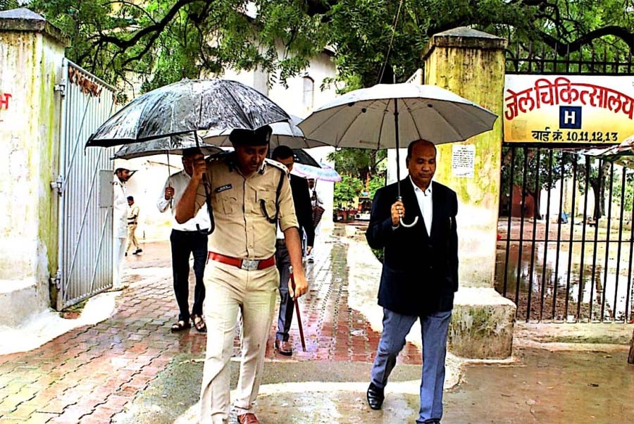 रायपुर : प्रधान जिला एवं सत्र न्यायाधीश ने वर्षा के बीच भी केंद्रीय जेल का किया औचक निरीक्षण