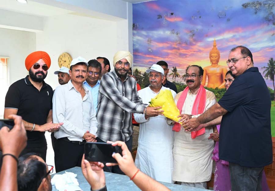 रायपुर : उप मुख्यमंत्री अरुण साव और अधिकारियों ने किया श्रमदान