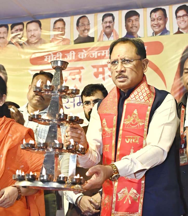 रायपुर : मुख्यमंत्री साय खारुन मईया समरसता भव्य महाआरती में हुए शामिल : महाआरती में मंत्रोच्चार से गूंजा खारुन नदी का महादेव घाट