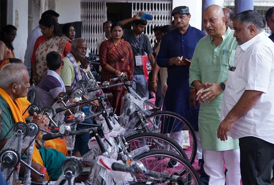 रायपुर : पर्यटन एवं संस्कृति मंत्री राजेश अग्रवाल ने दिव्यांगजनों को ट्रायसायकल एवं व्हीलचेयर का किया वितरण