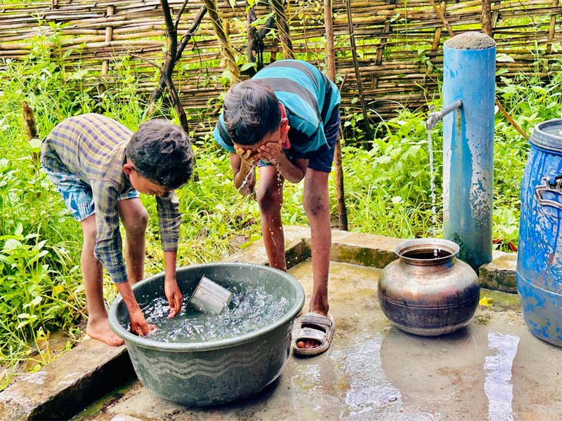 रायपुर : नियद नेल्लानार : नक्सल प्रभावित अचकट गांव में हर घर पहुंचा पीने का शुद्ध पानी