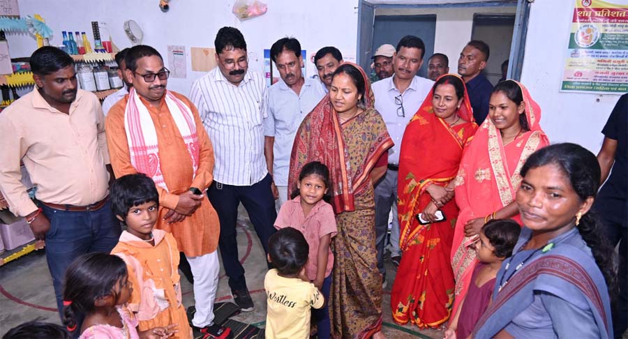 रायपुर : महिला एवं बाल विकास मंत्री लक्ष्मी राजवाड़े ने धरसेड़ी आंगनबाड़ी केंद्र का औचक निरीक्षण किया