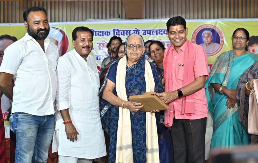 रायपुर : समाज के भविष्य और वर्तमान के पथप्रदर्शक शिक्षक व पत्रकार – मंत्री टंकराम वर्मा