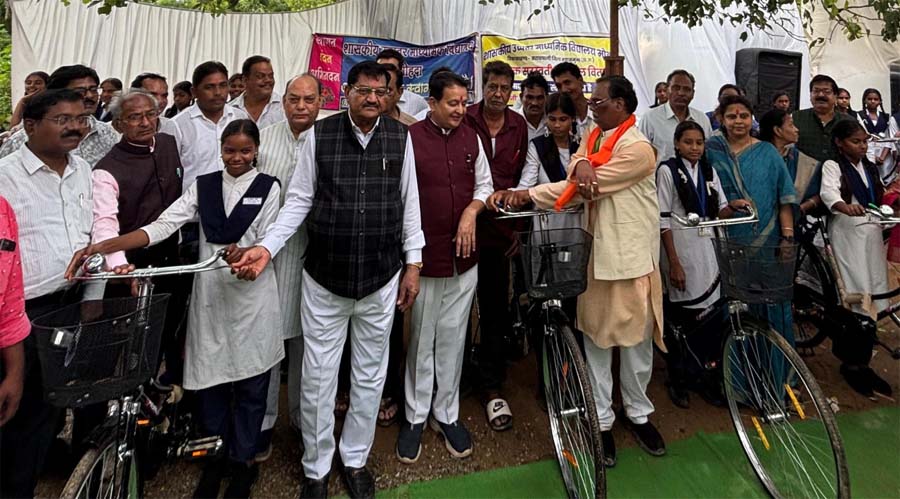 रायपुर : खाद्य मंत्री दयालदास बघेल वृक्षारोपण और सायकल वितरण कार्यक्रम में हुए शामिल
