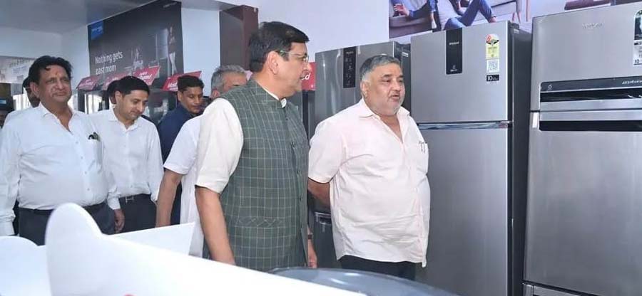 रायपुर : व्यापारियों और उपभोक्ताओं के बीच पहुँचे पर्यटन मंत्री राजेश अग्रवाल