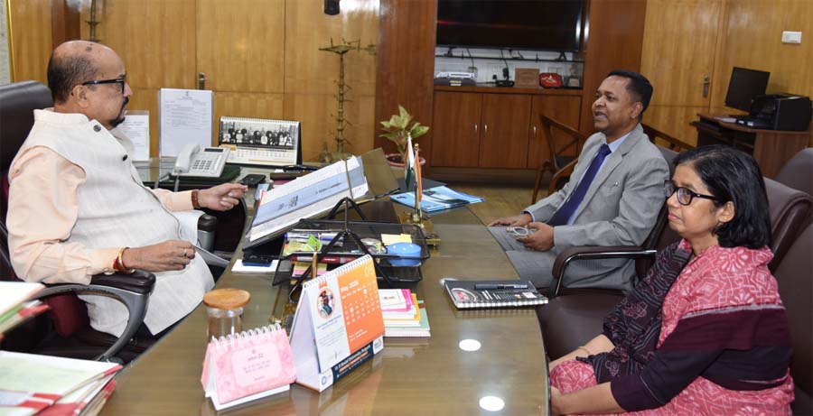 रायपुर : भू-जल स्तर बचाने, डबरी निर्माण के लिए किसानों को करें प्रोत्साहित – रमेन डेका