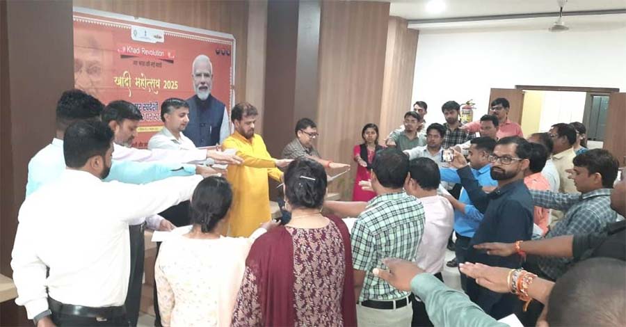 रायपुर : खादी अपनाने की शपथ लेकर आत्मनिर्भर भारत के संकल्प की ओर कदम