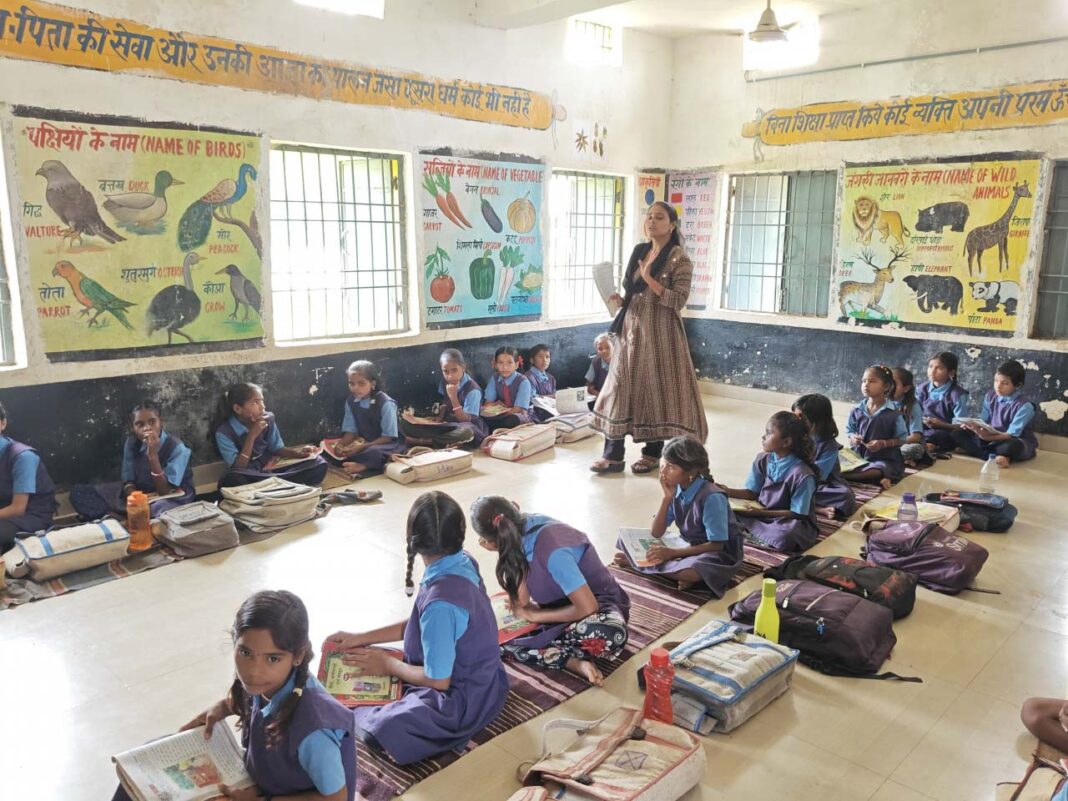 रायपुर : युक्तियुक्तकरण से अब प्राथमिक शाला करमनडीह में चार शिक्षक, शिक्षा व्यवस्था हुई दुरुस्त, बच्चे व पालक खुश