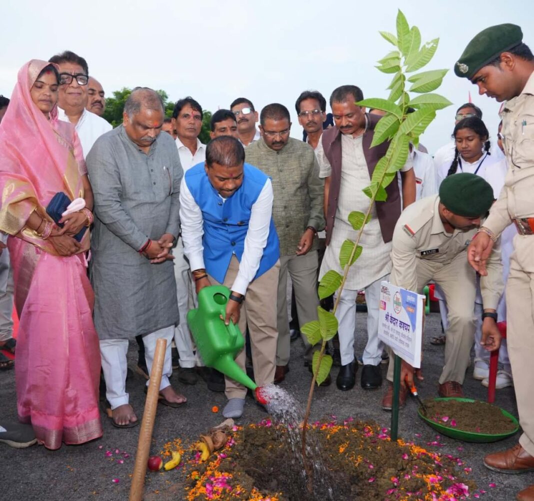 रायपुर : वन मंत्री केदार कश्यप ने आज ट्रिपल आईटी परिसर नवा रायपुर में किया वृक्षारोपण