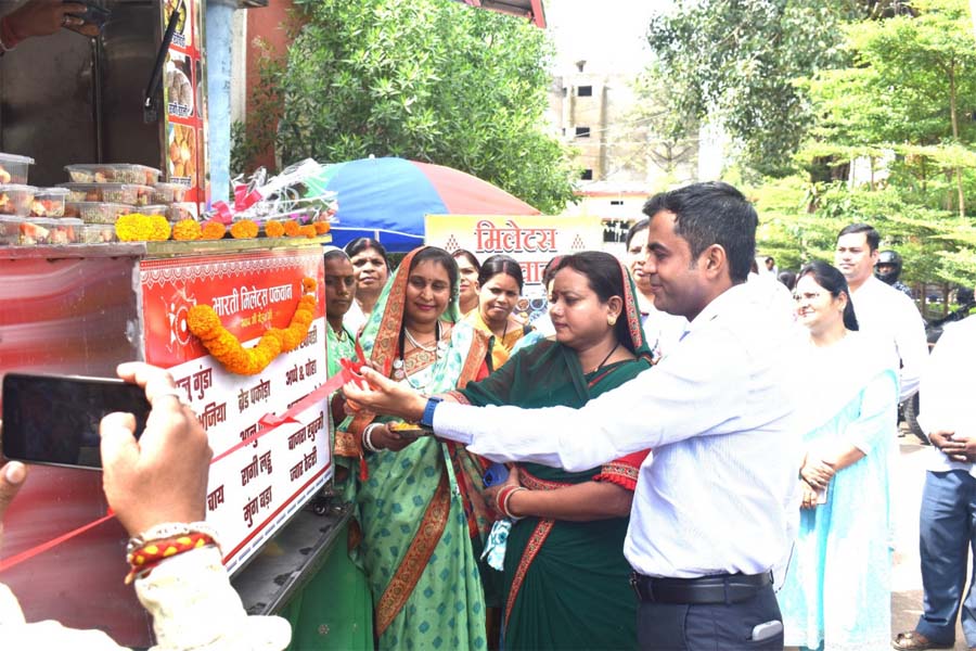 रायपुर : दुर्ग में मिलेट्स व्यंजनों की मोबाइल फूड वैन का शुभारंभ