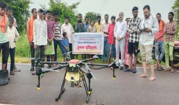 रायपुर : धान की फसल में ड्रोन तकनीक का सफल प्रदर्शन