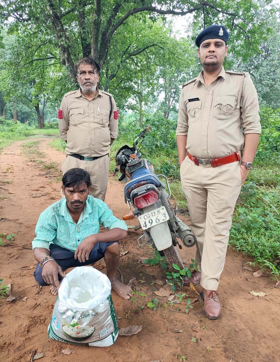 रायपुर : 32.6 लीटर महुआ शराब जब्त, दो आरोपी गिरफ्तार