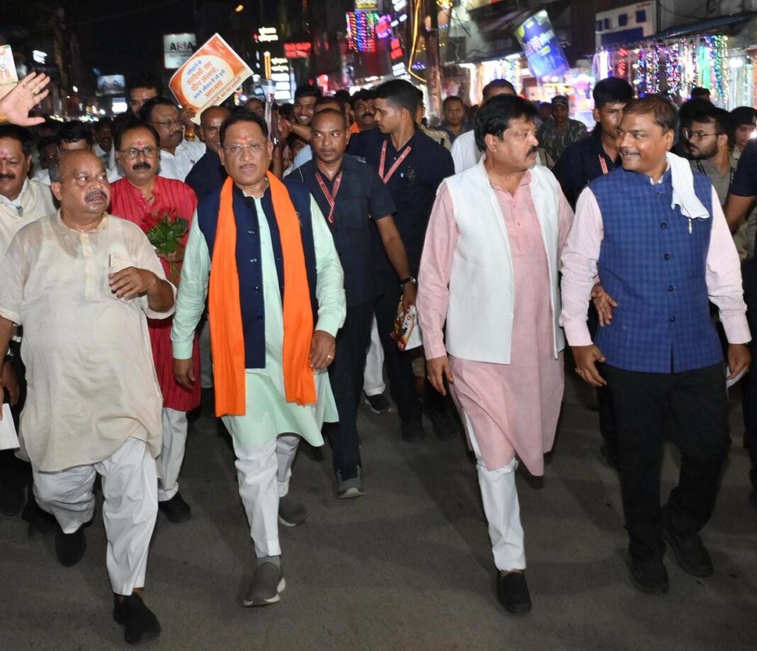 रायपुर : जीएसटी बचत उत्सव का जायजा लेने बाजार पहुंचे मुख्यमंत्री साय