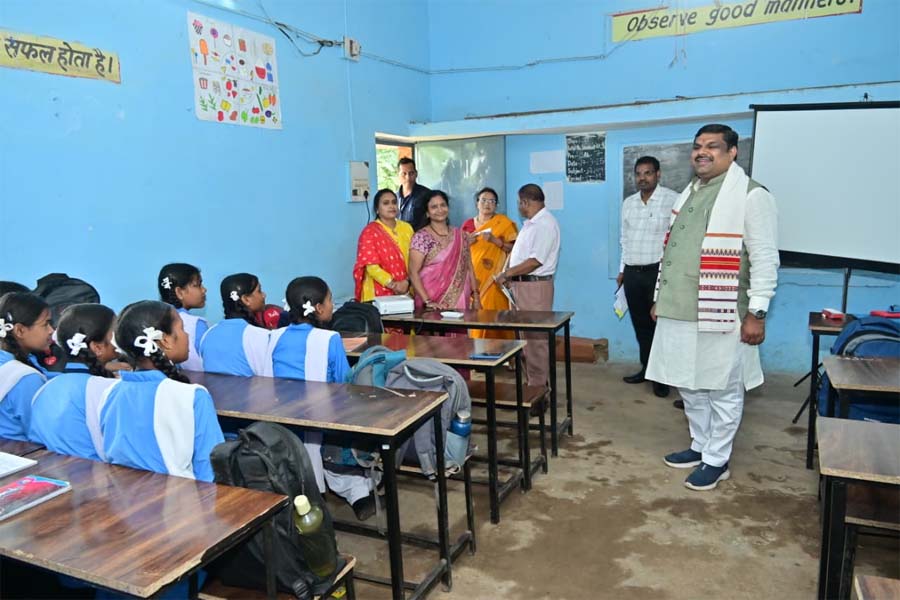 रायपुर : शिक्षा मंत्री गजेन्द्र यादव ने दुर्ग जिले के स्कूलों का औचक निरीक्षण किया