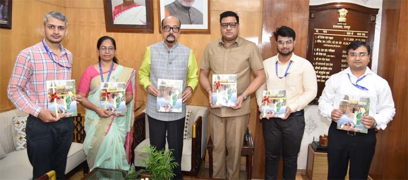 रायपुर : राज्यपाल डेका ने पासपोर्ट कार्यालय की राजभाषा पत्रिका महतारी का विमोचन किया