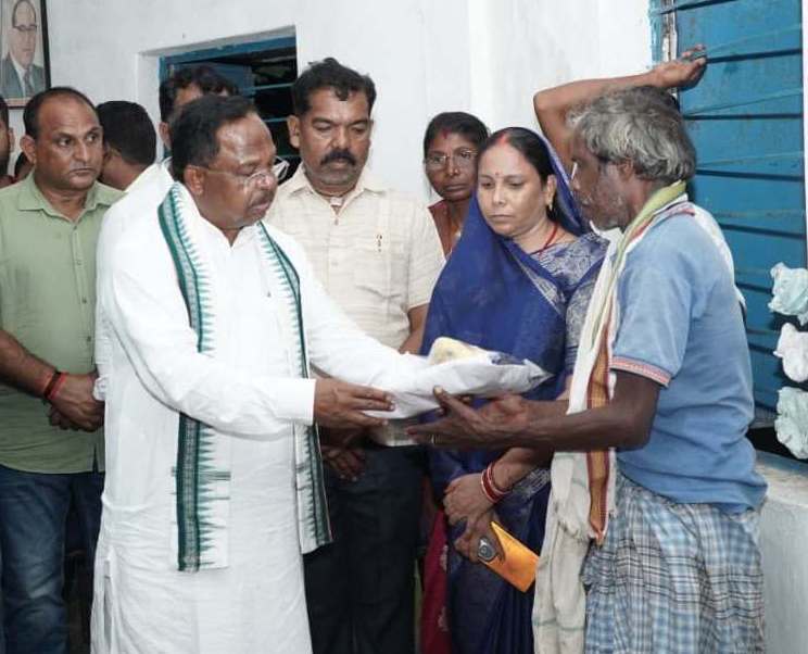 रायपुर : लुत्ती बांध टूटने से प्रभावित परिवारों से मिले कृषि मंत्री