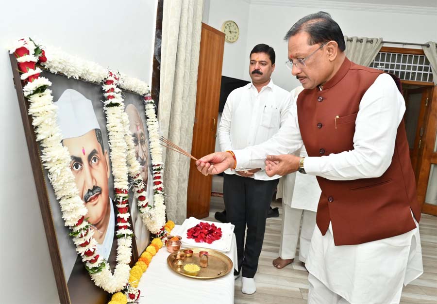 रायपुर : मुख्यमंत्री साय ने राष्ट्रपिता महात्मा गांधी और पूर्व प्रधानमंत्री लाल बहादुर शास्त्री को उनकी जयंती पर किया नमन