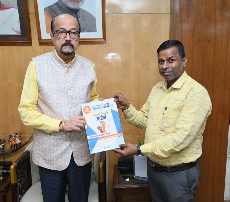 रायपुर : राज्यपाल डेका को ‘प्रारंभ‘ पत्रिका का विशेषांक भेंट