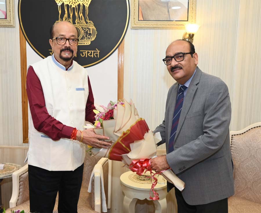 रायपुर : राज्यपाल रमेन डेका से नव नियुक्त मुख्य सचिव ने सौजन्य भेंट की