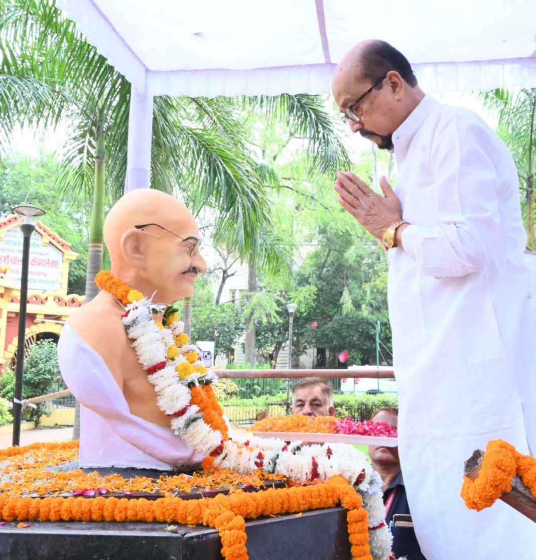 रायपुर : राज्यपाल डेका ने महात्मा गांधी और लाल बहादुर शास्त्री को पुष्पांजलि अर्पित की