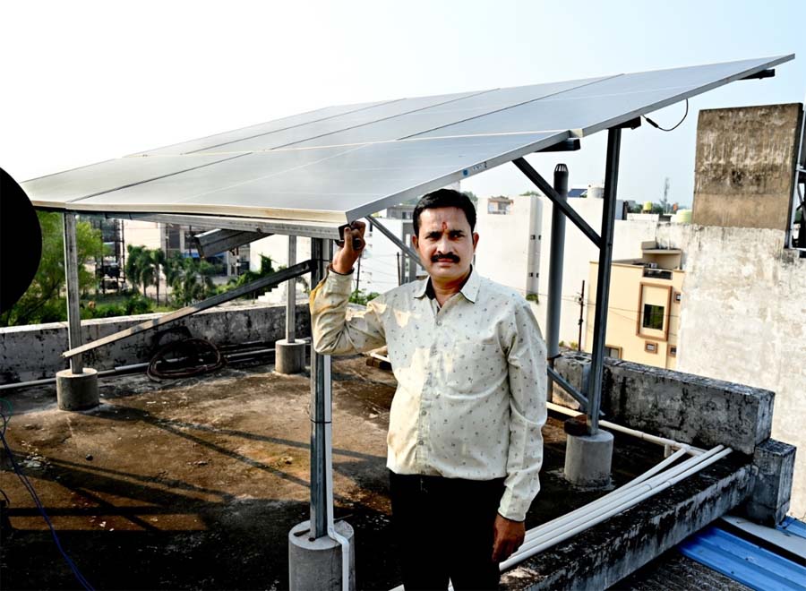 रायपुर : घर की छत बनी मिनी पावर हाउस- ओमप्रकाश